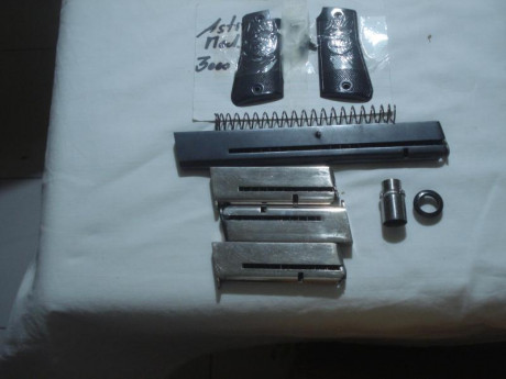 Vendo varios cargadores y repuestos para Astra modelo 3000.

Lo que se ve en la imagen: Tres cargadores 00
