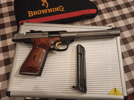 Vendo pistola Browning cal.22, comprada nueva, muy poquitos disparos, en perfecto estado. 



 IMG-20210117-WA0015.jpg 01