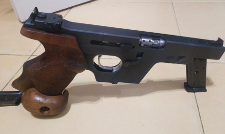 Se trata de la famosa pistola de fabricación Alemana WALTHER modelo OPS-22 short, una de la más utilizada 00