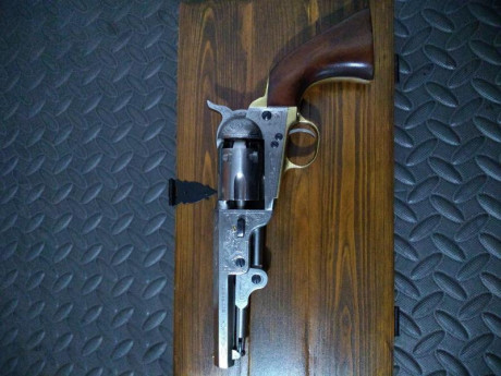 VENDO. Revólver Pietta, modelo Navy Yank Sheriff.
Cal. 36 con tambor acanalado y grabado especial.
Lo 02