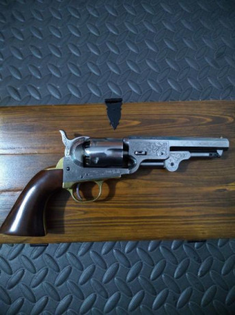 VENDO. Revólver Pietta, modelo Navy Yank Sheriff.
Cal. 36 con tambor acanalado y grabado especial.
Lo 01