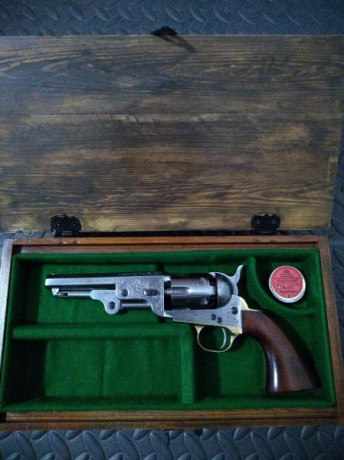 VENDO. Revólver Pietta, modelo Navy Yank Sheriff.
Cal. 36 con tambor acanalado y grabado especial.
Lo 00