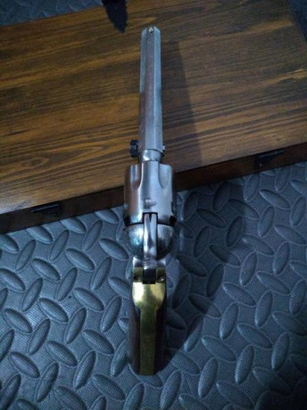 VENDO. Revólver Pietta, modelo Navy Yank Sheriff.
Cal. 36 con tambor acanalado y grabado especial.
Lo 11