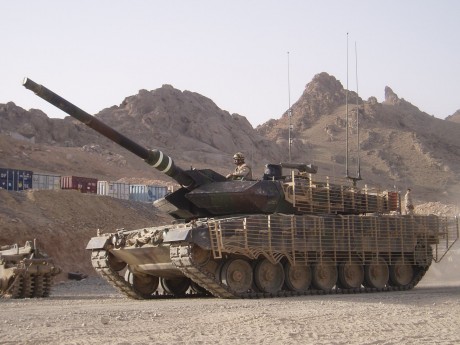 una fotos en Leopard 2 A4 Españoles:
 http://img529.imageshack.us/img529/2384/leo2a4.jpg 140