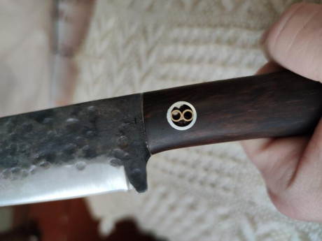Hola vendo este cuchillo artesanal sin ningún usó, con marcas en la hoja de forja y funda hecha de kydex 40