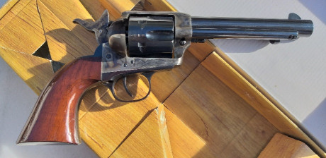 Vendo revolver Uberti modelo Pacificador de 5½" de cañon, calibre 357/38sp., soy el primer propietario, 02