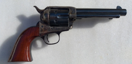 Vendo revolver Uberti modelo Pacificador de 5½" de cañon, calibre 357/38sp., soy el primer propietario, 01