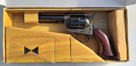 Vendo revolver Uberti modelo Pacificador de 5½" de cañon, calibre 357/38sp., soy el primer propietario, 12