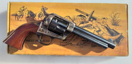 Vendo revolver Uberti modelo Pacificador de 5½" de cañon, calibre 357/38sp., soy el primer propietario, 11