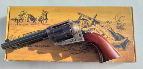 Vendo revolver Uberti modelo Pacificador de 5½" de cañon, calibre 357/38sp., soy el primer propietario, 10
