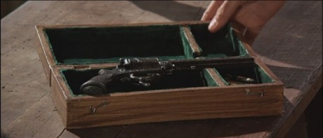 Compañeros,

En vista de las ganas de algunos (Elcafe, Wilcow, Vrakk, etc) por adivinar armas de películas 80