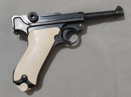 Vendo luger S/42 1937 guiada en "F" con las cachas de marfil de mamut. Documentacion en regla 00