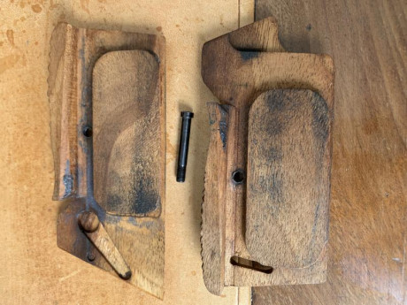 Se venden 2 juegos de cachas en impecable estado para Sig P210 con armazón normal, unas son originales 00