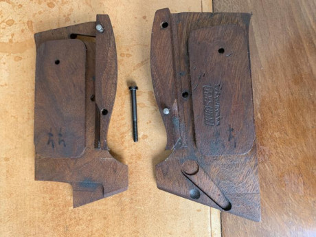 Se venden 2 juegos de cachas en impecable estado para Sig P210 con armazón normal, unas son originales 11