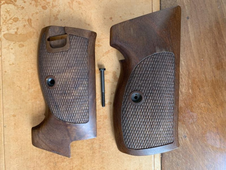 Se venden 2 juegos de cachas en impecable estado para Sig P210 con armazón normal, unas son originales 10