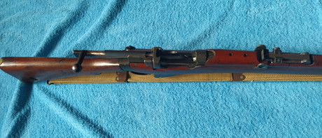 Se vede fusil Enfield Nº 1 MK 3, en 303 British, leva un escudo con las siglas:  LITHGOW SHT.LE III,  02