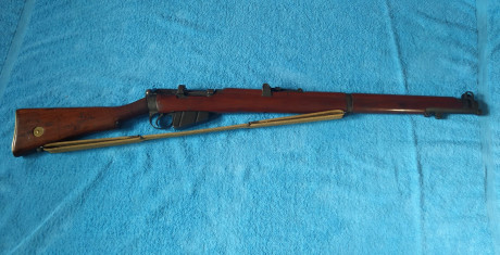 Se vede fusil Enfield Nº 1 MK 3, en 303 British, leva un escudo con las siglas:  LITHGOW SHT.LE III,  01