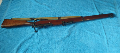Se vede fusil Enfield Nº 1 MK 3, en 303 British, leva un escudo con las siglas:  LITHGOW SHT.LE III,  00