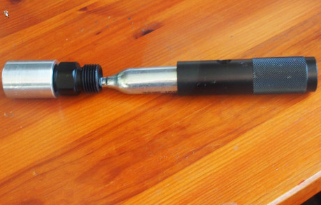 Como ya no tengo ninguna Steyr a CO2 ofrezco este adaptador alemán  para usar las pequeñas bombonas de 02