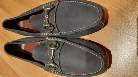 Mocasin Gucci clásico,fabricado en piel color azul, exterior piel vuelta y suela de cuero con inserción 02