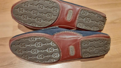 Mocasin Gucci clásico,fabricado en piel color azul, exterior piel vuelta y suela de cuero con inserción 00