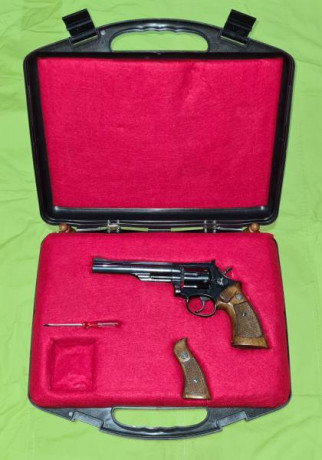 Se vende Revolver Llama Comanche 22LR de 6". 
Guiada en F con Maletín incluido y juego de cachas 02