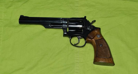 Se vende Revolver Llama Comanche 22LR de 6". 
Guiada en F con Maletín incluido y juego de cachas 01