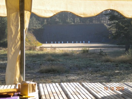 Este es el ambiente q se respiraba esta mañana en el destacamento militar de Parga.   
 Habia como unos 90