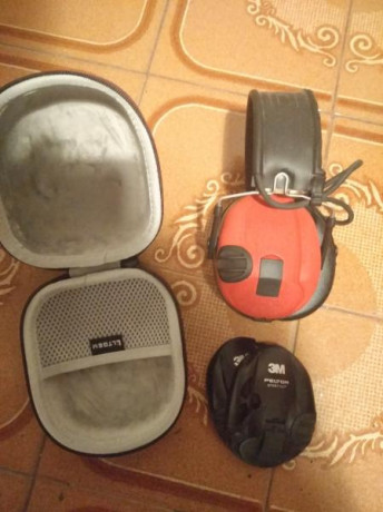 Vendo auriculares Peltor Sporttac con 2 carcasas Roja y Negra y funda.
Funcionan perfectamente tienen 02