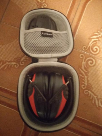 Vendo auriculares Peltor Sporttac con 2 carcasas Roja y Negra y funda.
Funcionan perfectamente tienen 01