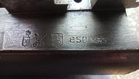 Hola, ha llegado a mis manos una paralela que quiero restaurar y no se exactamente quien es el fabricante 01