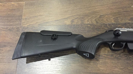 Un compañero vende un Tikka Supervarmint con carrillera regulable, rosca homologada y disparador al pelo. 02