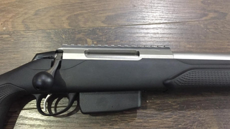 Un compañero vende un Tikka Supervarmint con carrillera regulable, rosca homologada y disparador al pelo. 01
