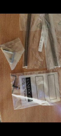 - Hola, pongo a la venta estas dos piezas, el punto de mira Extreme Tanfoglio y aleta de retenida para 00