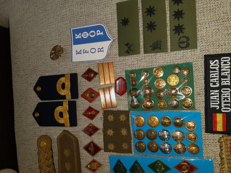 Lote de parches e insignias militares españolas,gorros y gorras (la gorra de plato Blanca es de la Policía 12