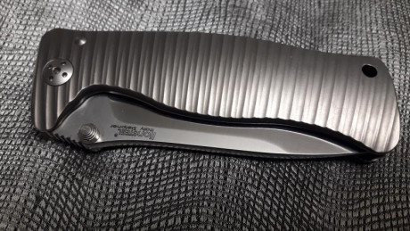Navaja lionsteel molletta titanio , esta perfecta , solo tiene una ligeras rayas en la hoja que apenas 02
