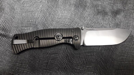 Navaja lionsteel molletta titanio , esta perfecta , solo tiene una ligeras rayas en la hoja que apenas 00