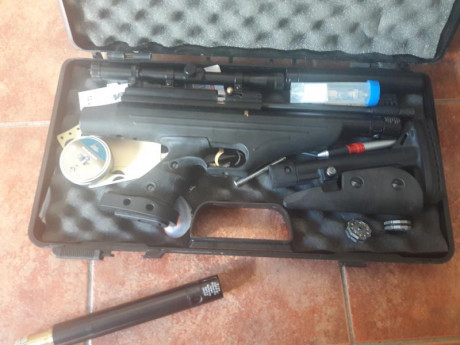 Se vende carabina Hatsan calibre 5'5 con dos depósitos de carga.visor holográfico y punto rojo.y bomba 00