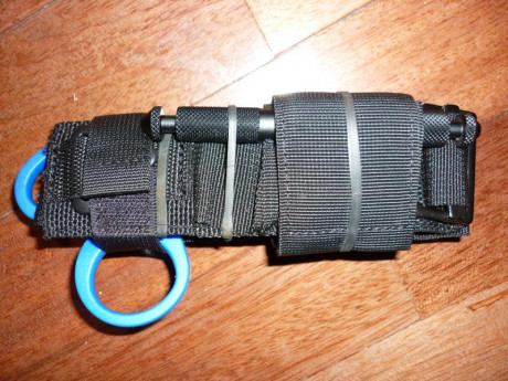 Vendo este conjunto compuesto de ;
-Torniquete Soft GEN2 en funda acoplable a sistema molle.
-Tijeras 11