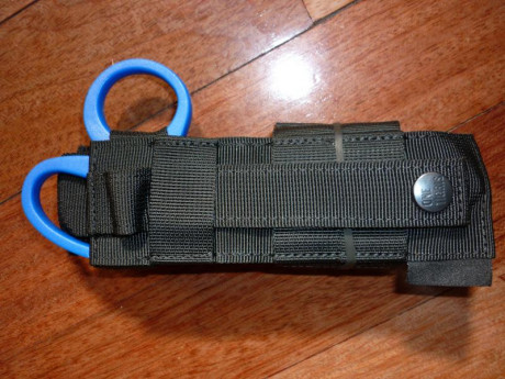 Vendo este conjunto compuesto de ;
-Torniquete Soft GEN2 en funda acoplable a sistema molle.
-Tijeras 10