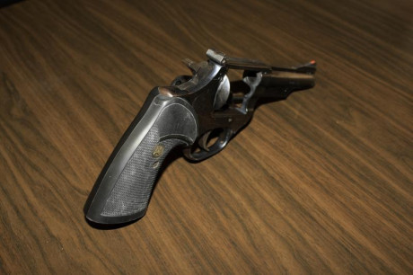 Revolver de segunda mano Astra 357 Magnum 4 ' negro con cachas de neopreno, apto para 38, muy pero que 01
