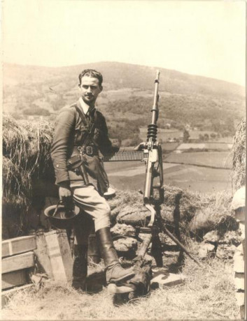  Historia de una Fotografía Inédita del Cerco de Oviedo. ¿Es el Caballero Laureado de San Fernando Teniente 00