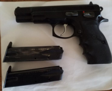 Vendo pistola CZ75 
Estado impecable solo ha estado con guia tipo A con un solo propietario demostrable 00