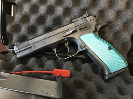 Magnifica arma SPS Combat 9 mm pb, muy muy cuidada, con 3 cargadores, cachas de aluminio y nogal. 650 00