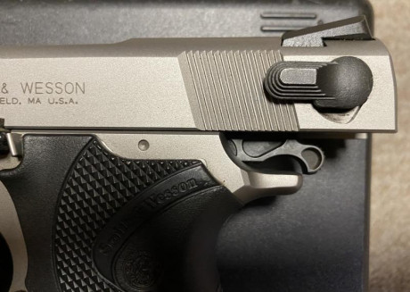 Se vende Pistola Smith & Weesson modelo 5906. La pistola está en perfecto estado, muy poco uso. Se 21