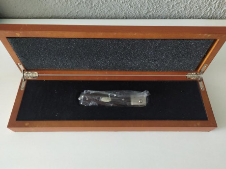 Navaja fallkniven gentlemans pocket, en su estuche original, nueva sin usar. Su precio en tienda es de 01