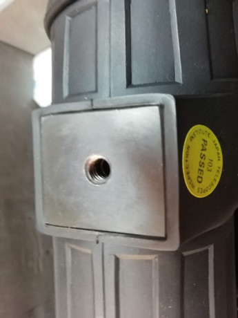 Estuche de aluminio con dos compatimentos acolchados conteniendo:
Telescopio de 60 mm, marca REDFIELD, 10