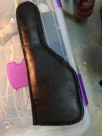 Funda de 43 cm hecha a mano con cuero negro. En el interior un espeso fieltro protege el revolver de los 02