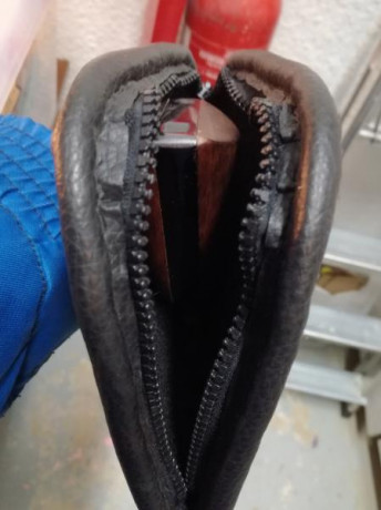 Funda de 43 cm hecha a mano con cuero negro. En el interior un espeso fieltro protege el revolver de los 01