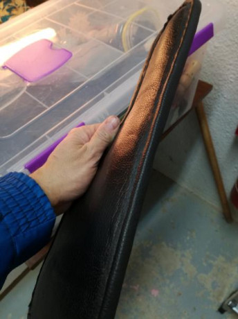 Funda de 43 cm hecha a mano con cuero negro. En el interior un espeso fieltro protege el revolver de los 00